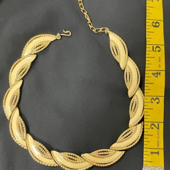 Trifari signed vintage gold-tone and cream enamel textured leaves choker - Picture 5 of 7